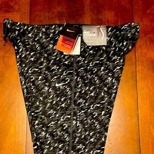 Brand new Nike leggings with tag 😊 Would make a great Christmas 🎄 Present 🎁